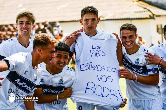 El mensaje de los compañeros a Rodrigo Rodríguez. Foto: Twitter @gimnasiaoficial.
