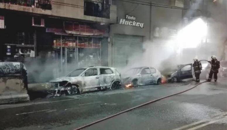 Escena tras los incendios del quemacoches de Palermo. Foto: NA.