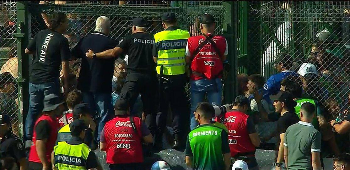 Incidentes entre hincha en el partido Sarmiento - Boca. Foto: Captura de TV.