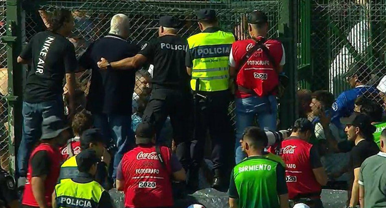 Incidentes entre hincha en el partido Sarmiento - Boca. Foto: Captura de TV.