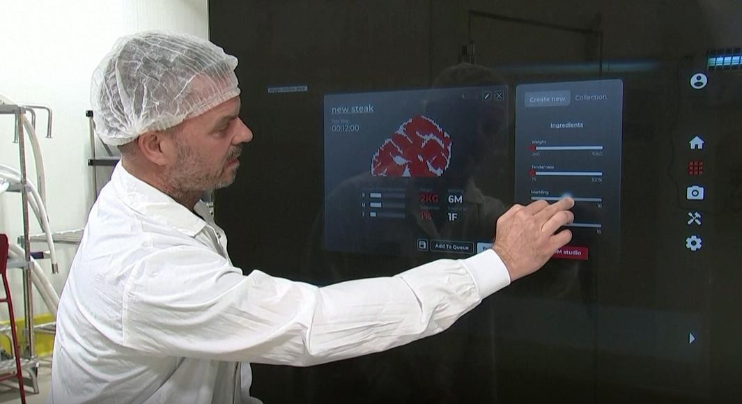 El CEO de Redefine Meat muestra cómo se diseña un bistec. Foto: Reuters.