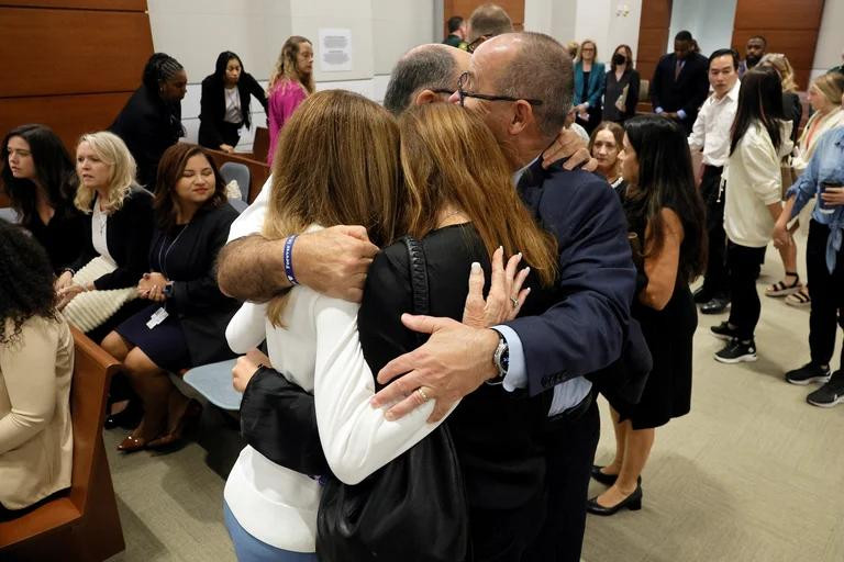 Las familias de las víctimas aguardan el veredicto. Foto: REUTERS