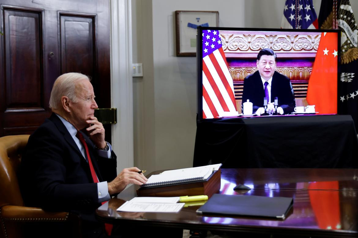 Foto Reuters Biden speaks virtually with Chinese leader Xi from the White House
