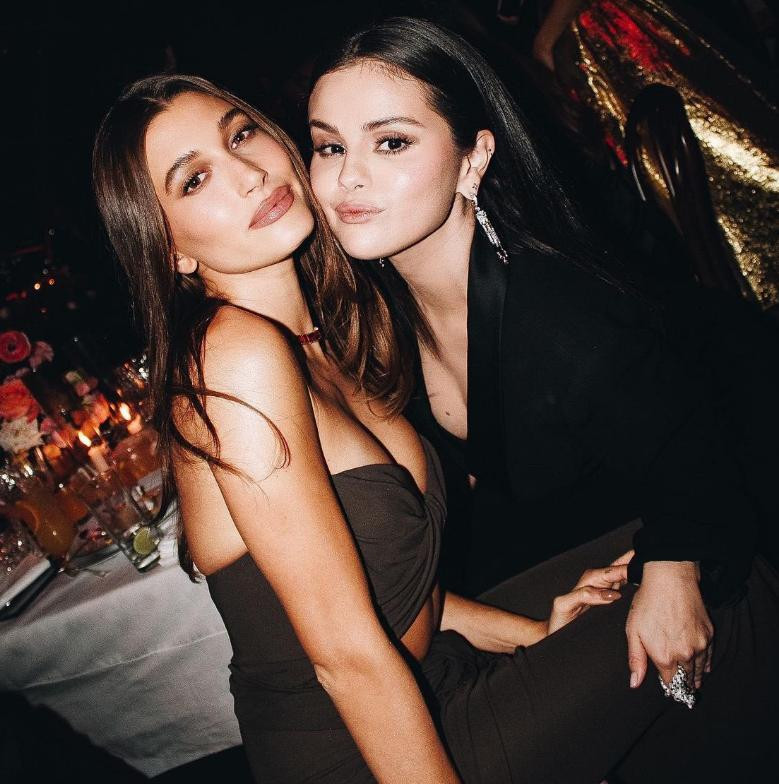 Selena Gomez y Hailey Bieber, la foto que causó revuelo en redes. Foto: Tyrell Hampton