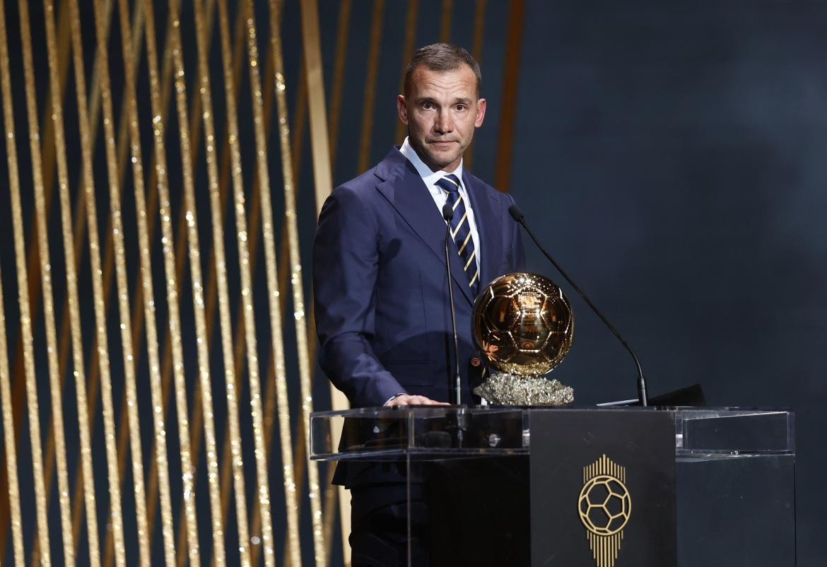 Andriy Shevchenko le entregó el Balón de Oro Femenino a Alexia Putellas. Foto: Reuters.