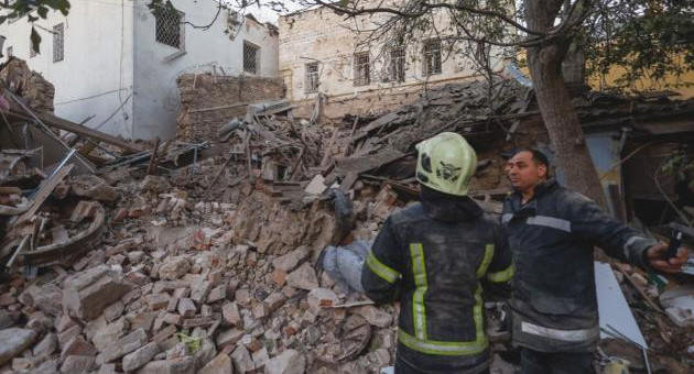 Los rescatistas se paran junto a un edificio gravemente dañado por un ataque con misiles rusos, en medio del ataque de Rusia a Ucrania, en Mykolaiv, Ucrania, el 18 de octubre de 2022. REUTERS