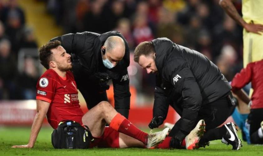 El momento de la lesión de Jota para Liverpool. Foto: NA