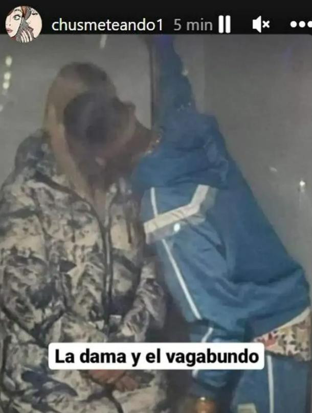 La foto del beso. Foto: Instagram/chusmeteando1.