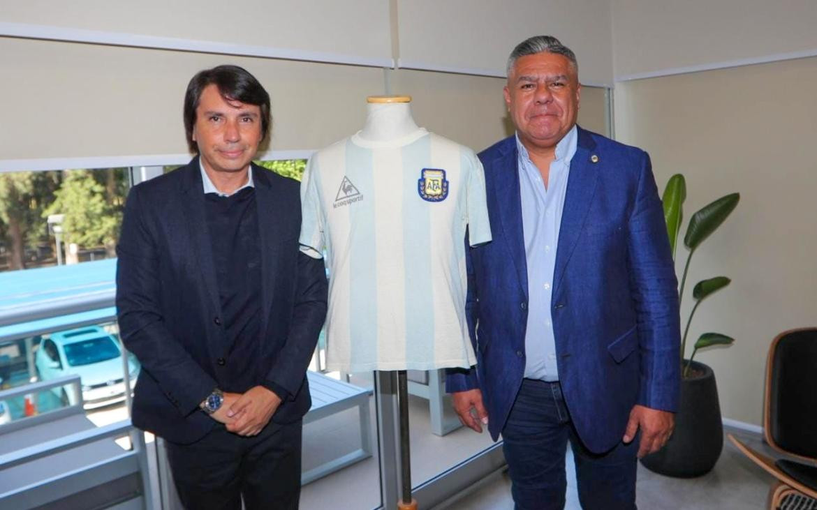 Claudio Chiqui Tapia junto a Marcelo Ordaz con la camiseta de Maradona. Foto: NA.