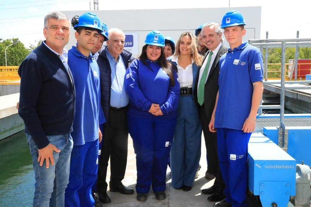 Malena Galmarini, Alberto Fernández y Juan Zabaleta en la Planta Depuradora Hurlingham. Foto: Prensa.