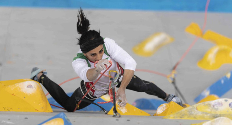 La escaladora iraní que compitió sin velo regresó a Irán_Télam