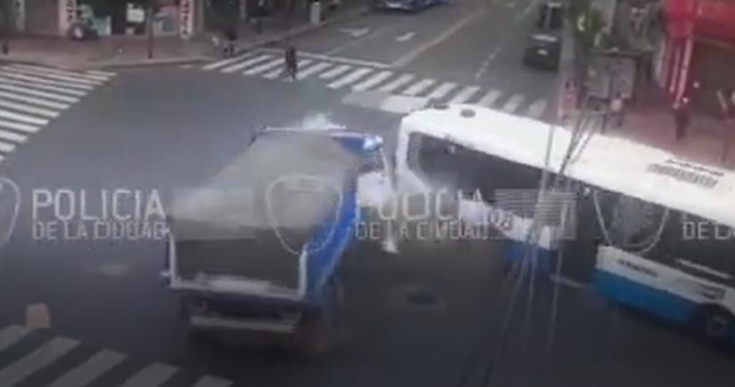 Choque entre camión y colectivo en Villa Devoto. Foto: Policía de la Ciudad
