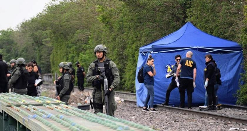 El joven fue encontrado cerca del puente ferroviario en el barrio Empalme Graneros. Foto: NA