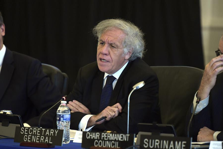 El secretario general de la Organización de los Estados Americanos (OEA), Luis Almagro, habla durante una sesión extraordinaria del Consejo Permanente sobre la situación en Perú