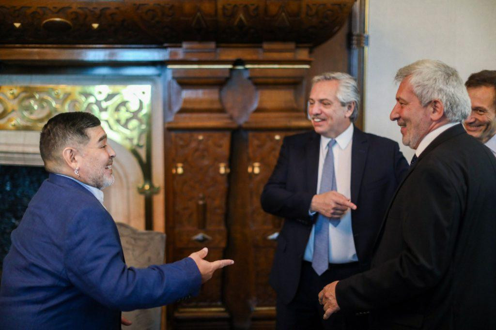 Alberto Fernández y Claudio Ferreño junto a Diego Maradona. Foto: Presidencia.