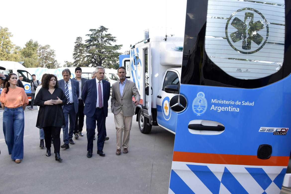 Alberto Fernández entregó ambulancias en Moreno. Foto: Telam.