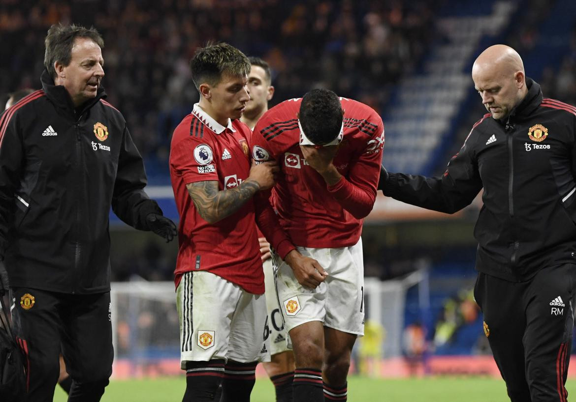 Varane sale lesionado en el Manchester United. Foto: REUTERS