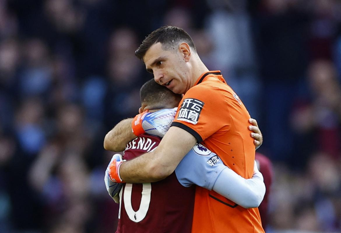 Dibu Martínez con Emiliano Buendía. Foto: Reuters.