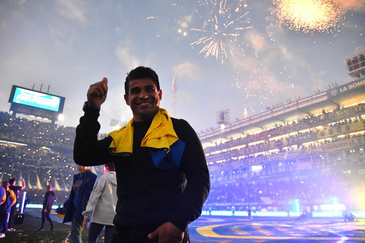 Hugo Ibarra y su primer título como entrenador de Boca. Foto: Télam.