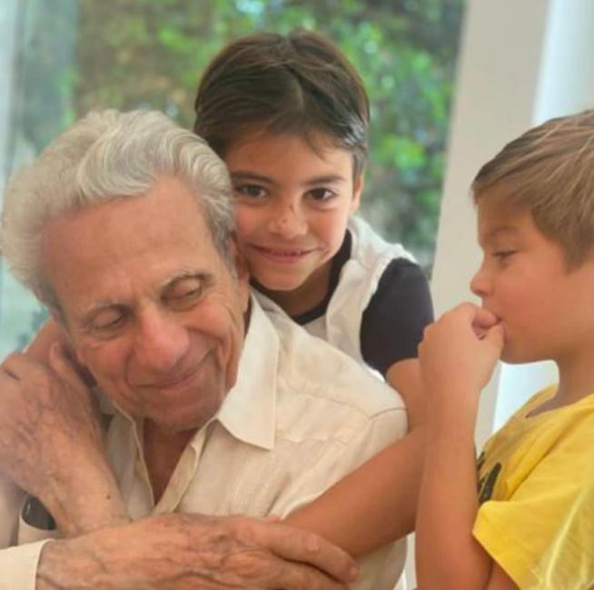 El padre de Shakira con sus nietos. Foto: Instagram/shakira.