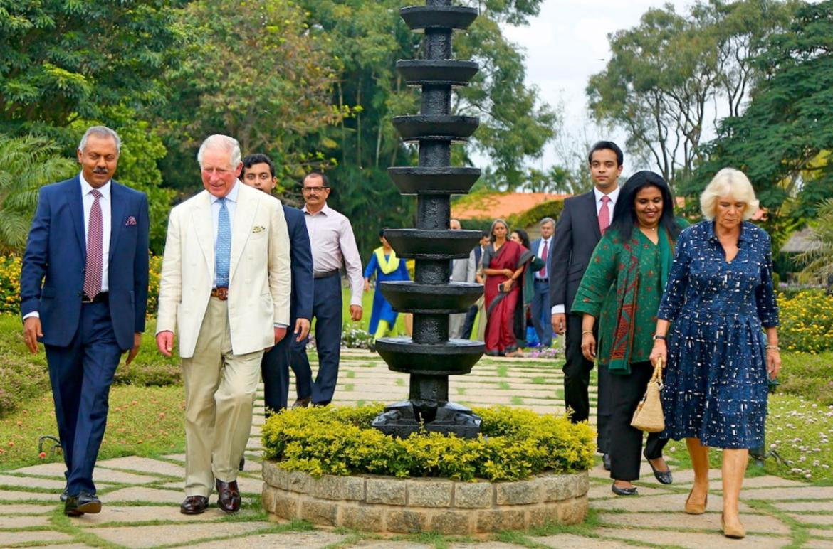 Carlos III con Camila, su esposa. Foto: Soukya.