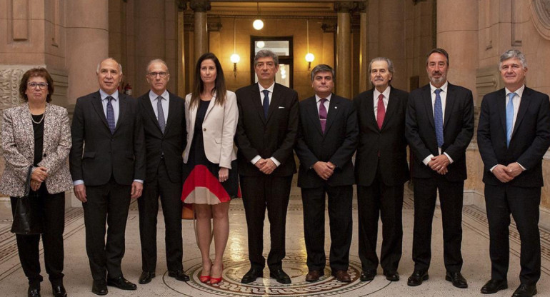 Los jueces de la Corte Suprema con miembros de la Asociación de Magistrados. Foto: Télam.