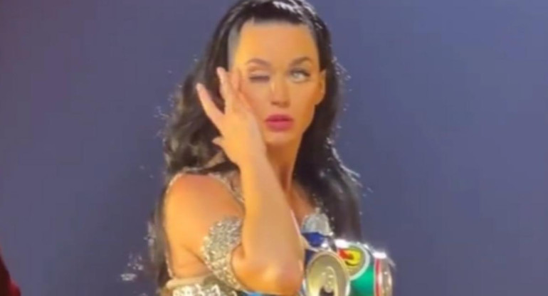 Katy Perry no podía abrir el ojo. Foto: captura.