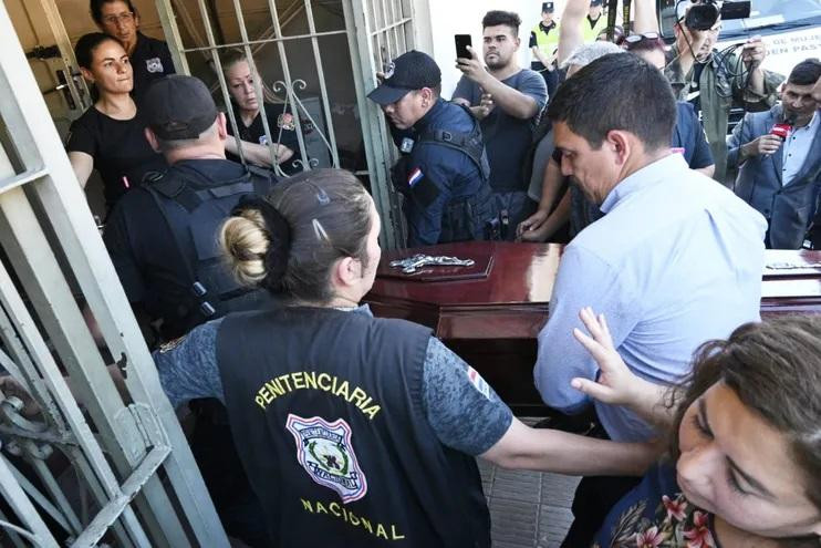 Ingreso de un ataúd a una cárcel en Paraguay. Foto: ABC