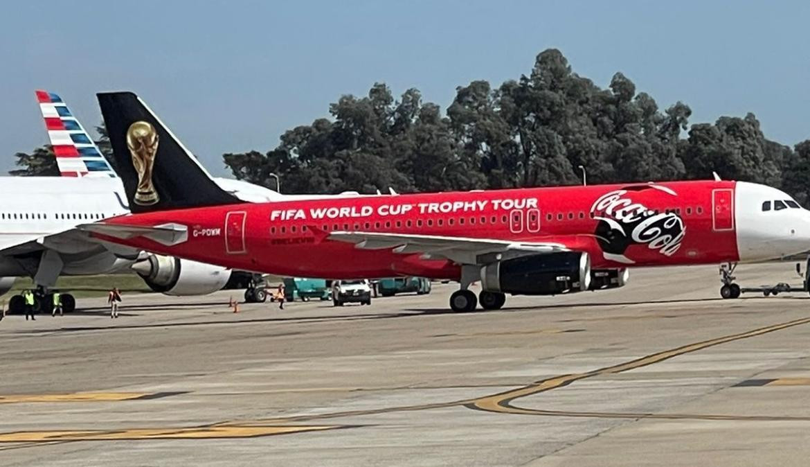 El avión donde llegó la Copa del Mundo al país. Foto: prensa Aduana