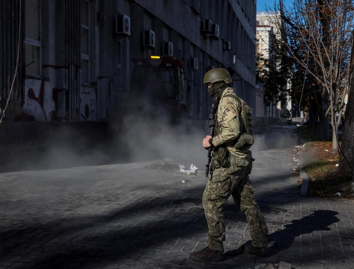 Soldado ucraniano tras ataque ruso_Reuters