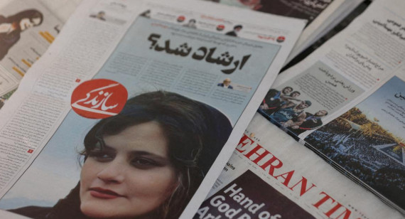 Diarios con la imagen de Mahsa Amini_Reuters
