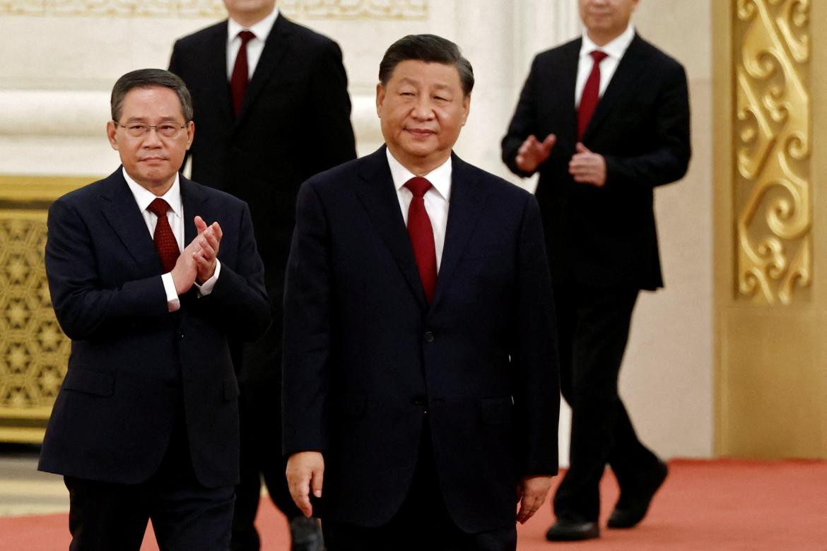 Foto Reuters Los nuevos miembros del Comité Permanente del Politburó, Xi Jinping y Li Qiang, llegan para reunirse con los medios de comunicación 