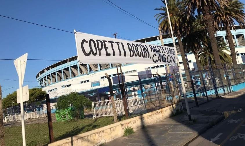 Pasacalles contra los jugadores de Racing en Avellaneda. Foto: NA.