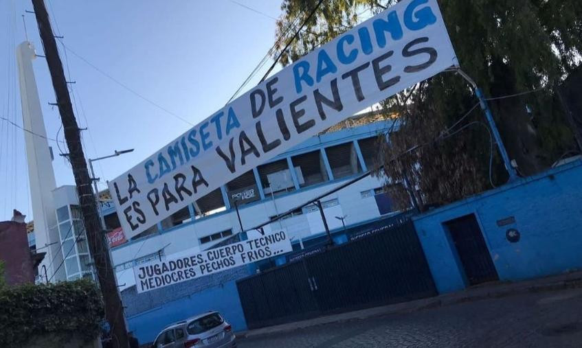 Pasacalles contra los jugadores de Racing en Avellaneda. Foto: NA.
