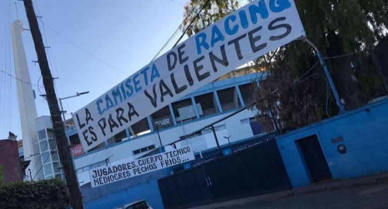 Pasacalles contra los jugadores de Racing en Avellaneda. Foto: NA.