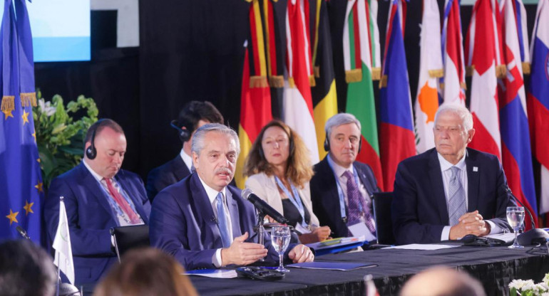 Alberto Fernández en la sesión plenaria de la CELAC y la Unión Europea. Foto: Telam.