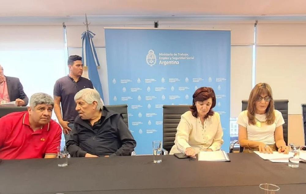 Hugo y Pablo Moyano reunidos con los ministros de Trabajo