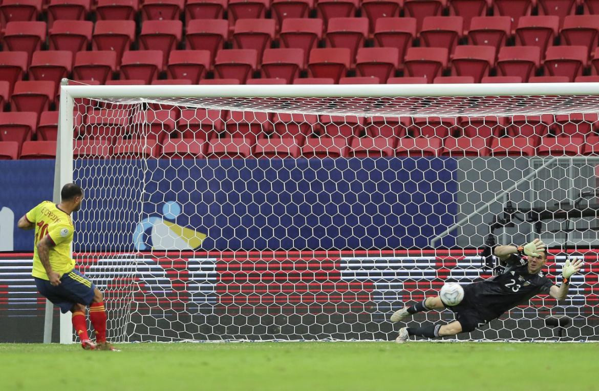 El penal definitorio de Dibu Martínez contra Colombia. Foto: NA.