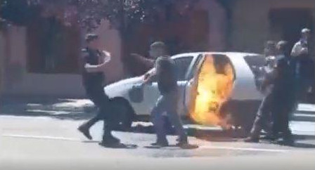 Prendió fuego su auto en un control vehicular. Foto: captura de video.