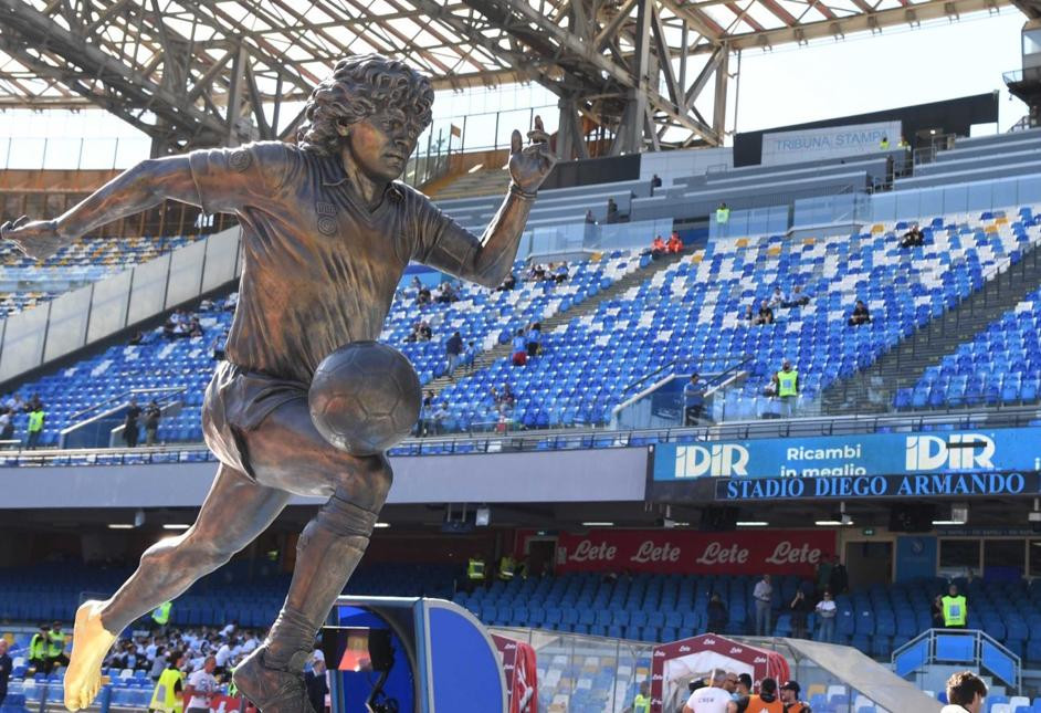 Estatua de Diego Maradona en la cancha del Napoli. Foto: Twitter.