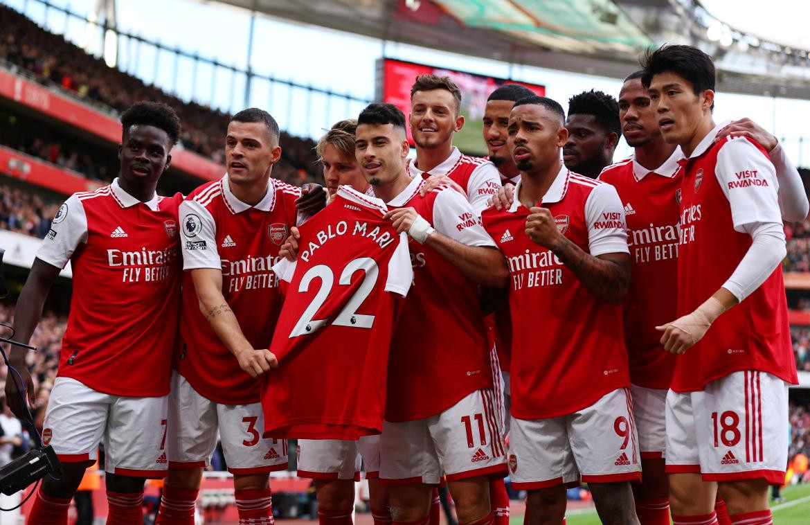 El festejo del Arsenal con apoyo a Pablo Marí. Foto: Reuters.