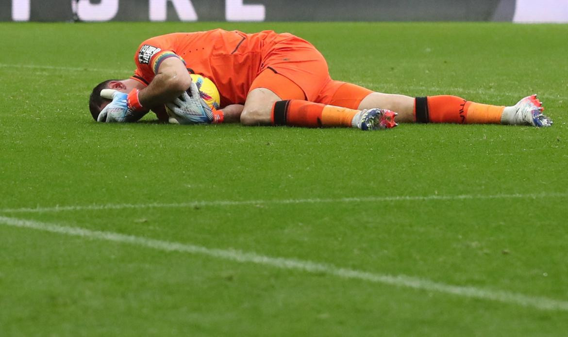 La lesión del Dibu Martínez vs. Newcastle United. Foto: Reuters.