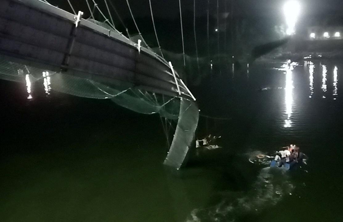 Un puente colapsó en India. Foto: Reuters.