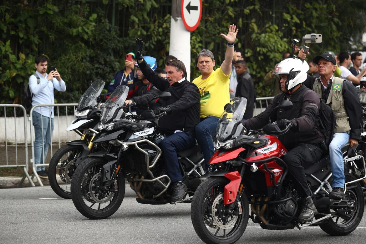 Bolsonaro junto a Tracísio Gomes de Freitas. Foto: Reuters.