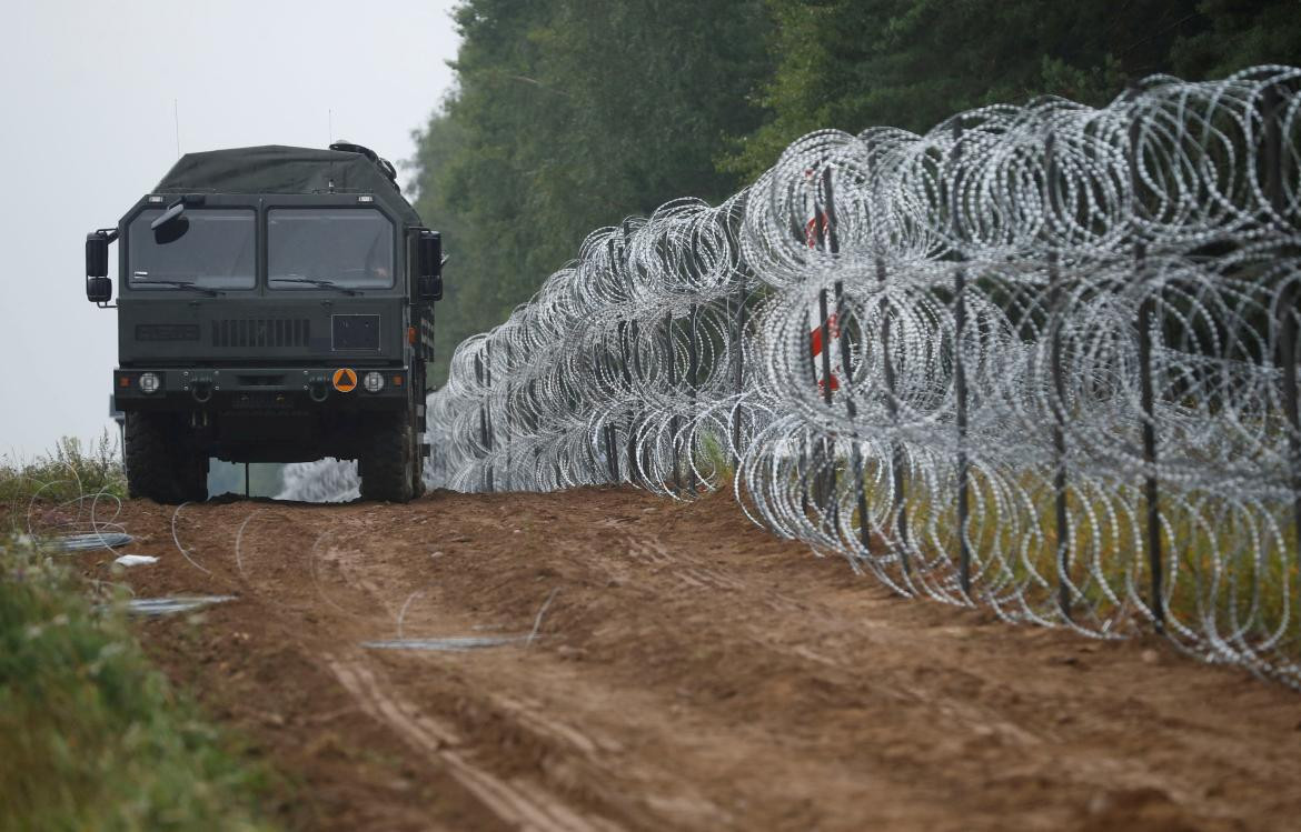 Valla de alambre de púas en la frontera_Reuters