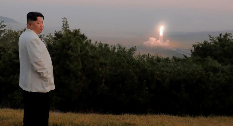 Kim Jong-Un ve el lanzamiento de misil_Reuters