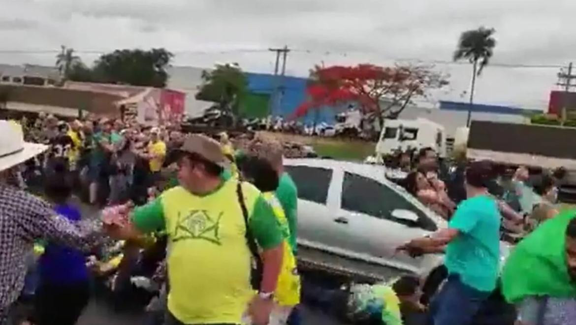 Seguidores de Bolsonaro fueron atropellados por un auto que quiso atravesar un corte de ruta. Foto: Folha.