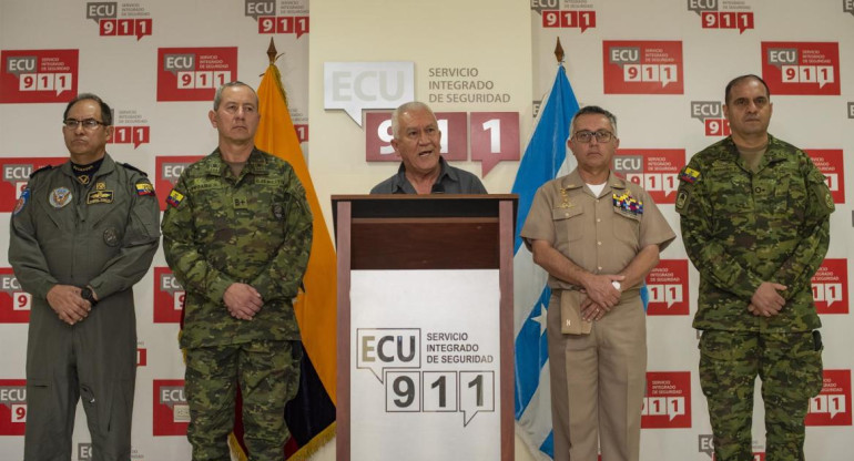 El ministro de Defensa de Ecuador, flanqueado por la cúpula militar_EFE