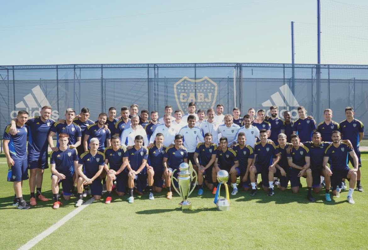 El plantel de Boca con los trofeos que ganó en 2022. Foto: Twitter @BocaJrsOficial