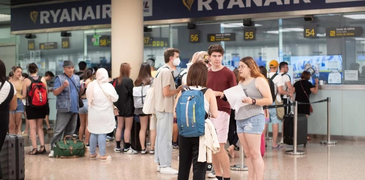 Demoras y cancelaciones en Aeropuerto de España. Foto: EFE.